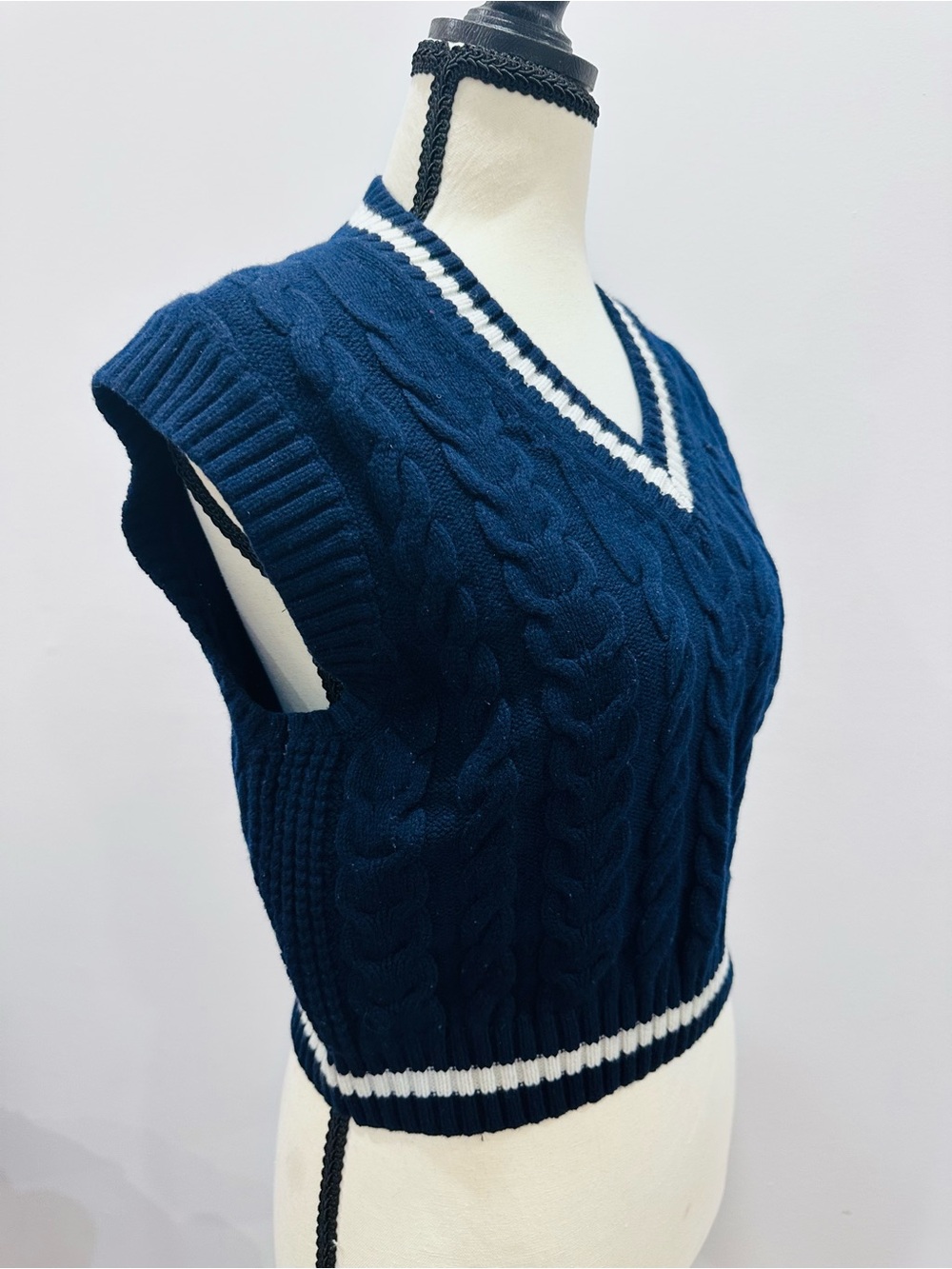 Sunday Best ARITZIA Navy Blue Cable-Knit V-Neck Sweater Vest Merino Wool Size XS - Picture 3 of 11